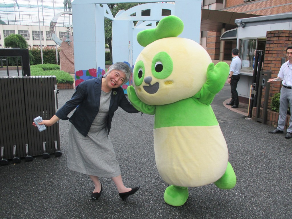 校長，しげまる　鶴ヶ丘祭正門にて①